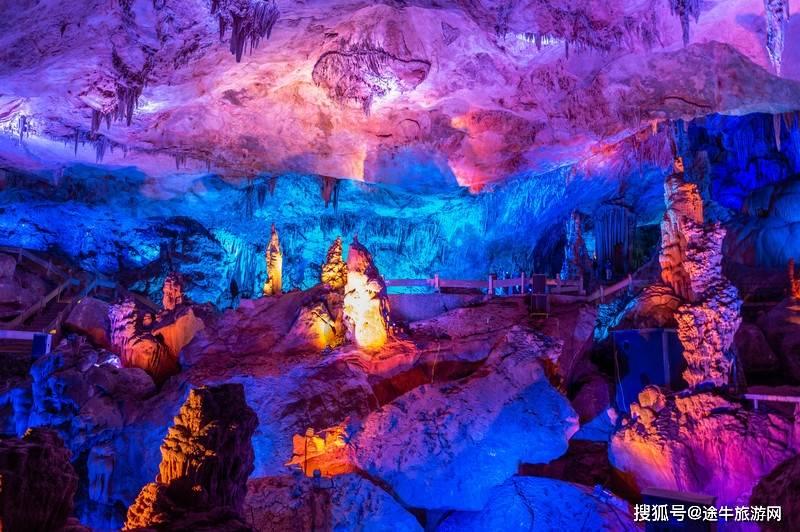 阿克塞汇东新能源项目定日镜全部安装完成，总镜场面积达58万平方米